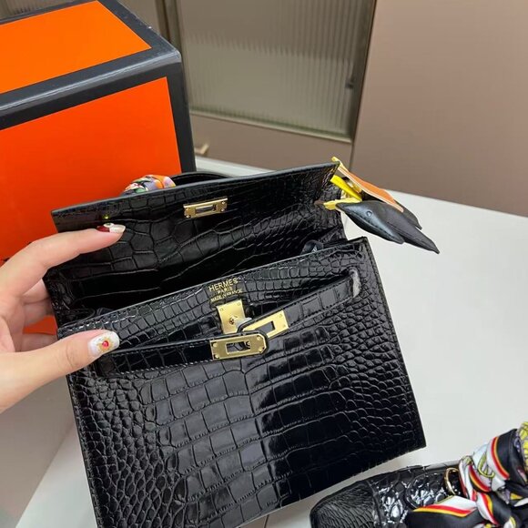 Classic Hermes Bag: A Stylish and Versatile Choice for Elegance - Picture 8 of 9